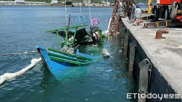 ▲失去動力撞礁石沉船被拖回的「新永宏26號」。（圖／記者游芳男翻攝）