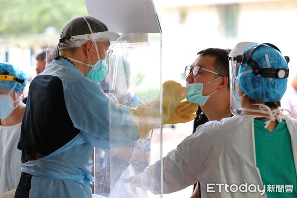 ▲▼長榮機師確診新冠肺炎，政府狂發細胞簡訊提醒民眾提高警覺造成民眾恐慌。新北市政府於新北聯醫三重院區開設簡訊篩檢站，提供收到細胞簡訊的民眾進行快篩。（圖／記者湯興漢攝）