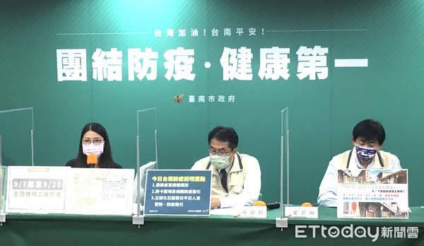 ▲台南市長黃偉哲指出，台南疫情71天+0，有收到細胞簡訊的市民朋友們，憑收到的簡訊可以到衛生所來領取快篩試劑。（圖／記者林悅翻攝，下同）