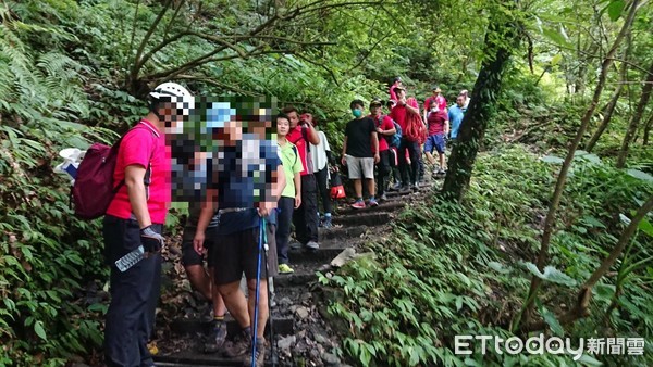 ▲▼視障男遊客失足滑落聖母山莊登山步道15公尺深邊坡，幸未受重傷被救出（前排右）。（圖／記者游芳男翻攝，下同）