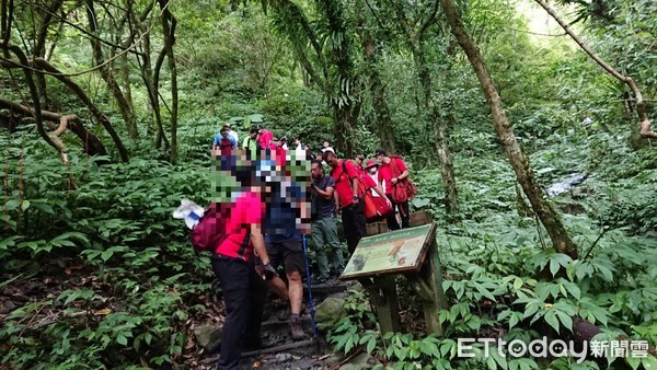 ▲▼視障男遊客失足滑落聖母山莊登山步道15公尺深邊坡，幸未受重傷被救出（前排右）。（圖／記者游芳男翻攝，下同）