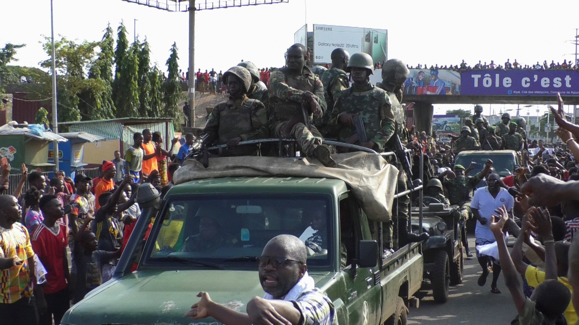▲▼幾內亞民眾為軍隊政變成功高聲歡呼慶祝。（圖／路透社）
