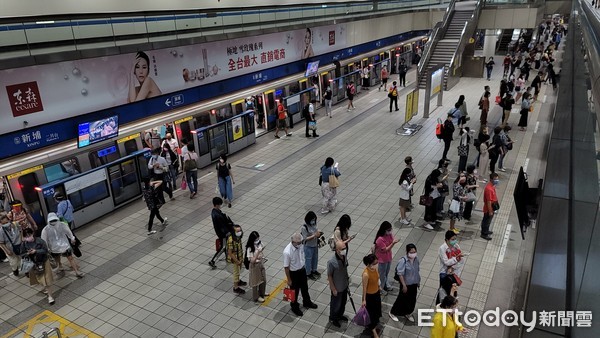 ▲▼新埔捷運站有確診者足跡，今日上午人流。（圖／記者呂佳賢攝）