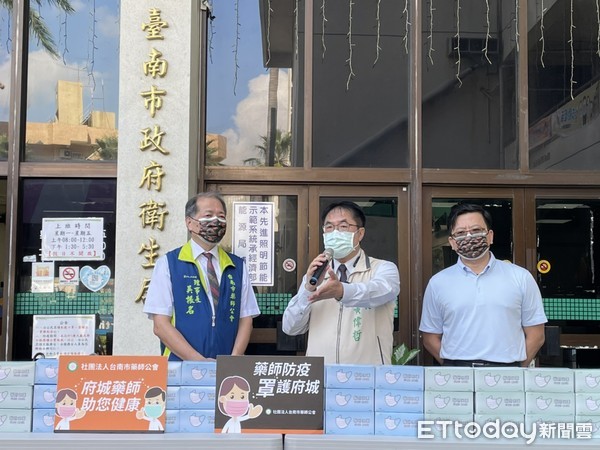 ▲台南市藥師公會在台南市衛生局，歸還5月初市府緊急調撥的18萬片救命口罩。（圖／記者林悅翻攝，下同）