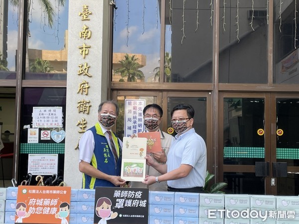 ▲台南市藥師公會在台南市衛生局，歸還5月初市府緊急調撥的18萬片救命口罩。（圖／記者林悅翻攝，下同）