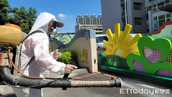 ▲▼板橋新埔國小環保局人員消毒。（圖／記者呂佳賢攝）