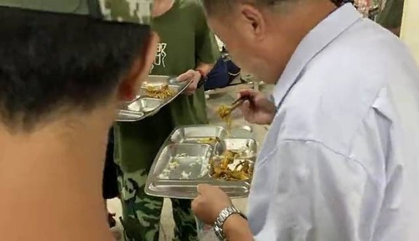 ▲湖南一高中校長一天三餐站在垃圾桶旁吃學生剩菜。（圖／翻攝瀟湘晨報）