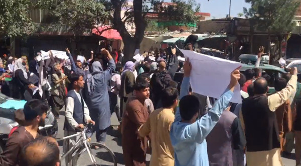 ▲▼阿富汗首都喀布爾又爆示威。（圖／翻攝Twitter@SecKermani）