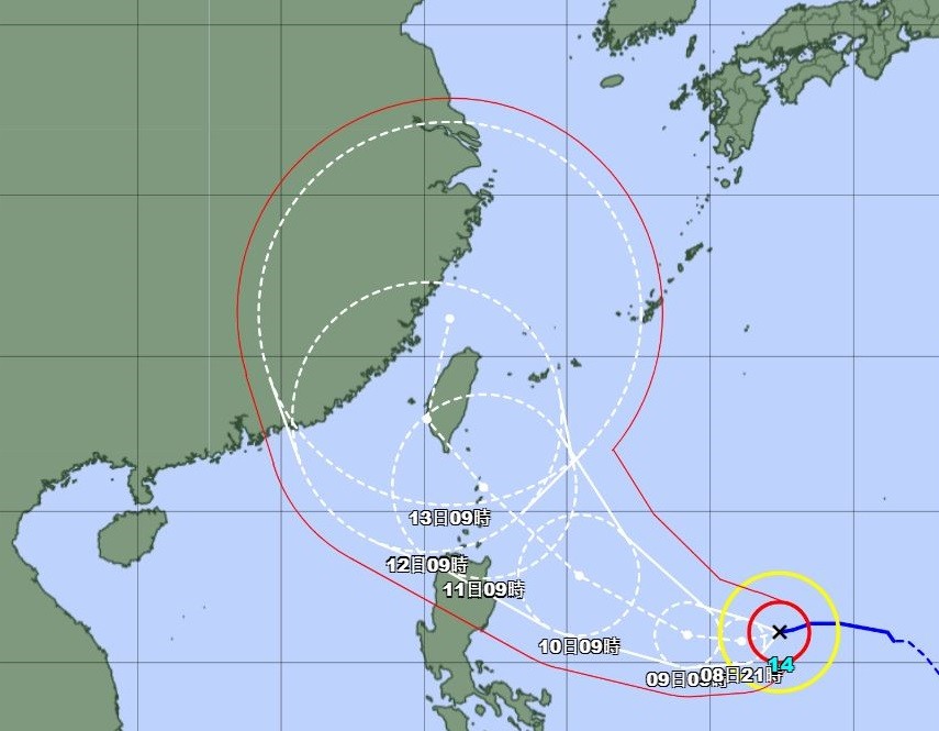 ▲▼日本氣象廳8日上午公布，今年第14號颱風璨樹（Chanthu）8日9時的最新預測路徑圖。（圖／翻攝自日本氣象廳）