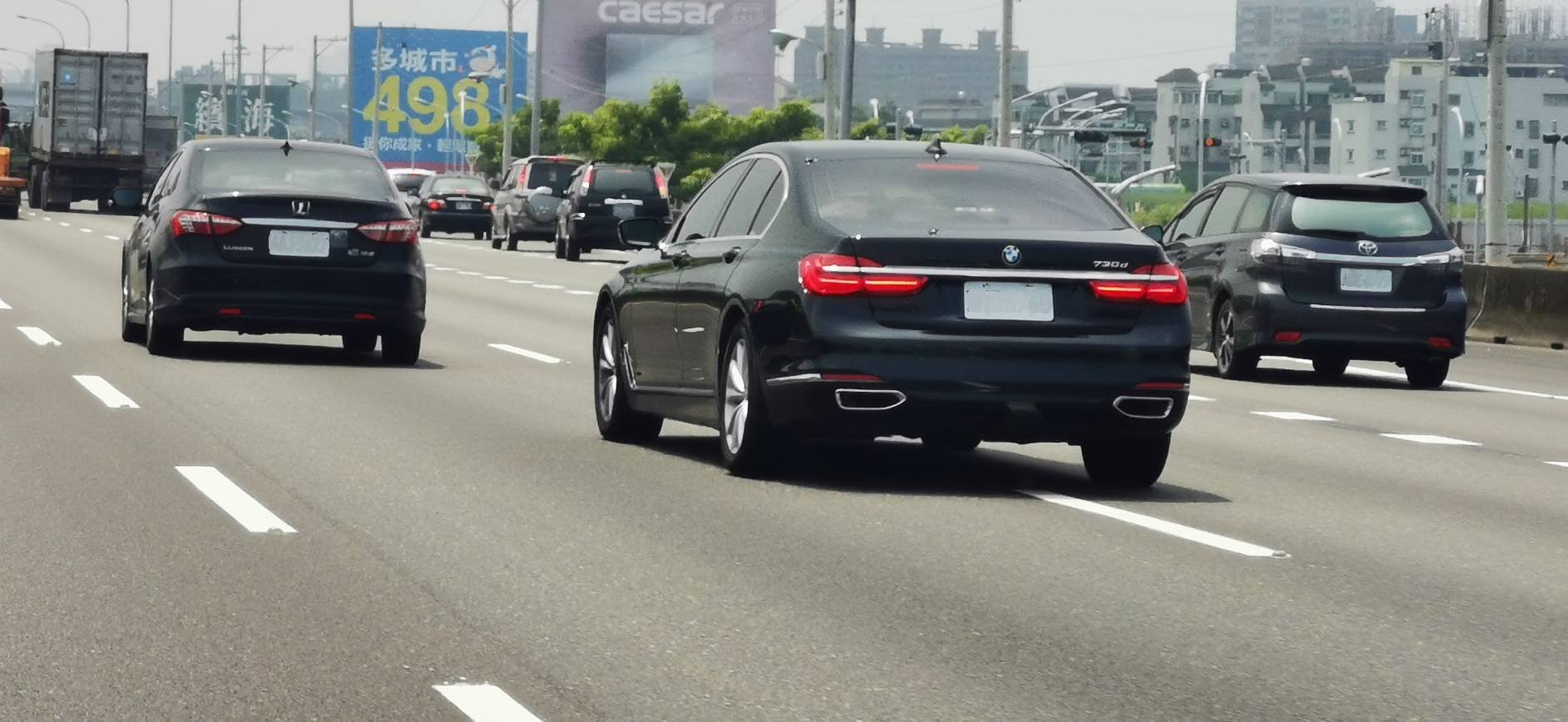 ▲民眾駕駛車輛未依照規定打方向燈             。（圖／記者吳奕靖翻攝）