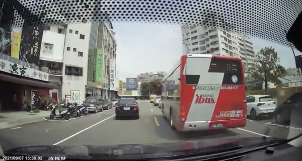 ▲毒品通緝犯見警逃，女警遭衝撞開一槍  。（圖／記者洪靖宜翻攝）