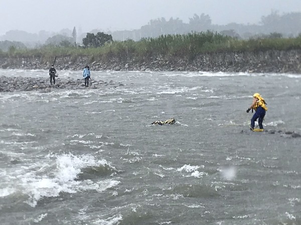 ▲▼台中石岡2名釣客受困沙洲，警消全力搶救中。（圖／民眾提供）