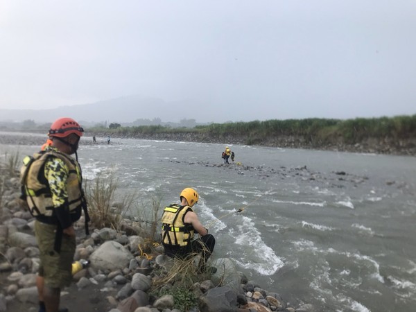 ▲▼台中石岡2名釣客受困沙洲，警消全力搶救中。（圖／民眾提供）