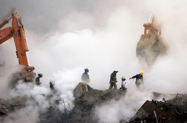 ▲▼紐約世貿中心遭飛機撞擊倒塌後，消防人員在廢墟上進行搜救。（圖／達志影像／美聯社）