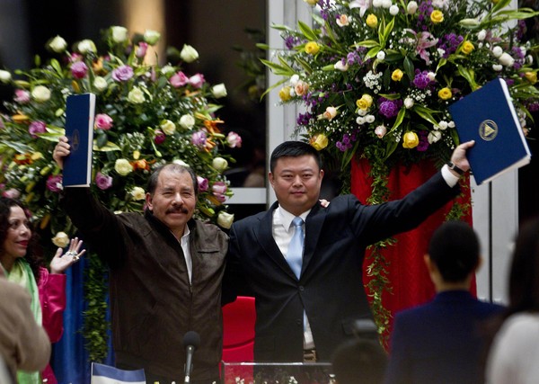 ▲▼尼加拉瓜總統奧蒂嘉（Daniel Ortega）與信威集團負責人王靖。（圖／達志影像／美聯社）