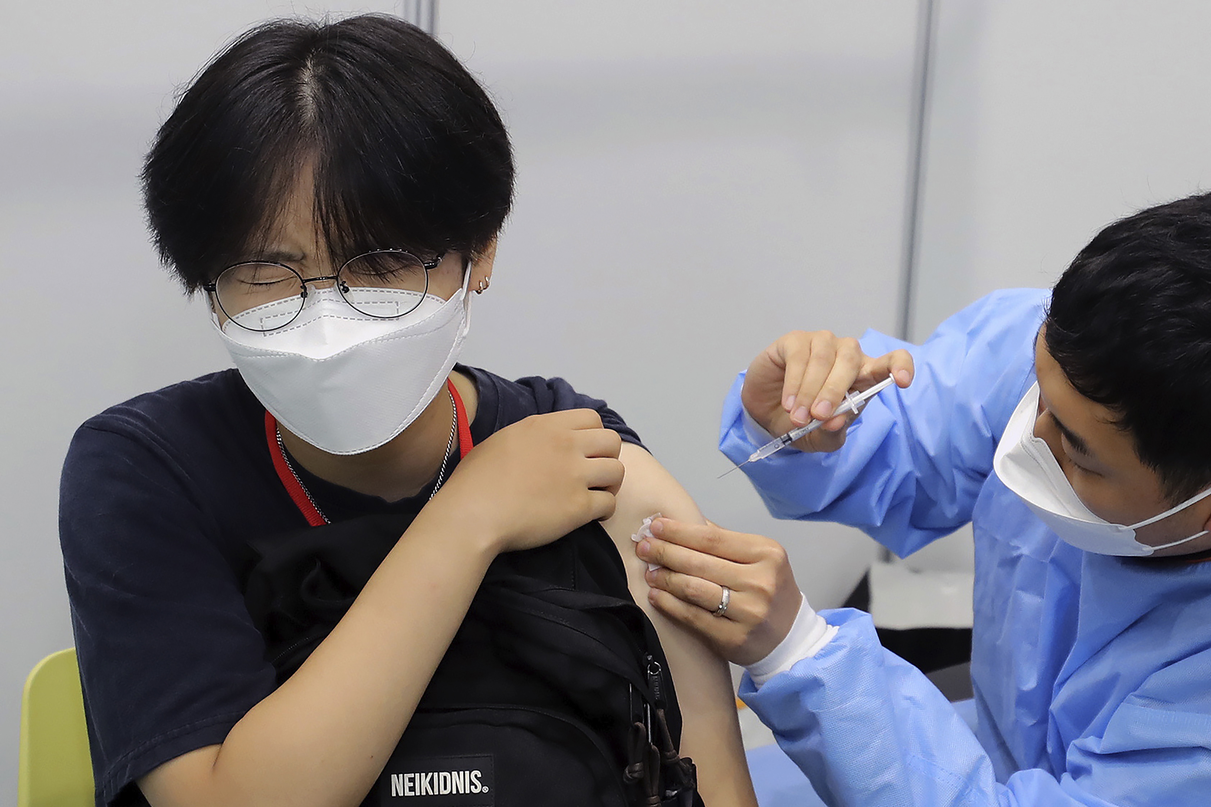 ▲▼南韓一名高中生接種第1劑輝瑞疫苗。（圖／達志影像／美聯社）