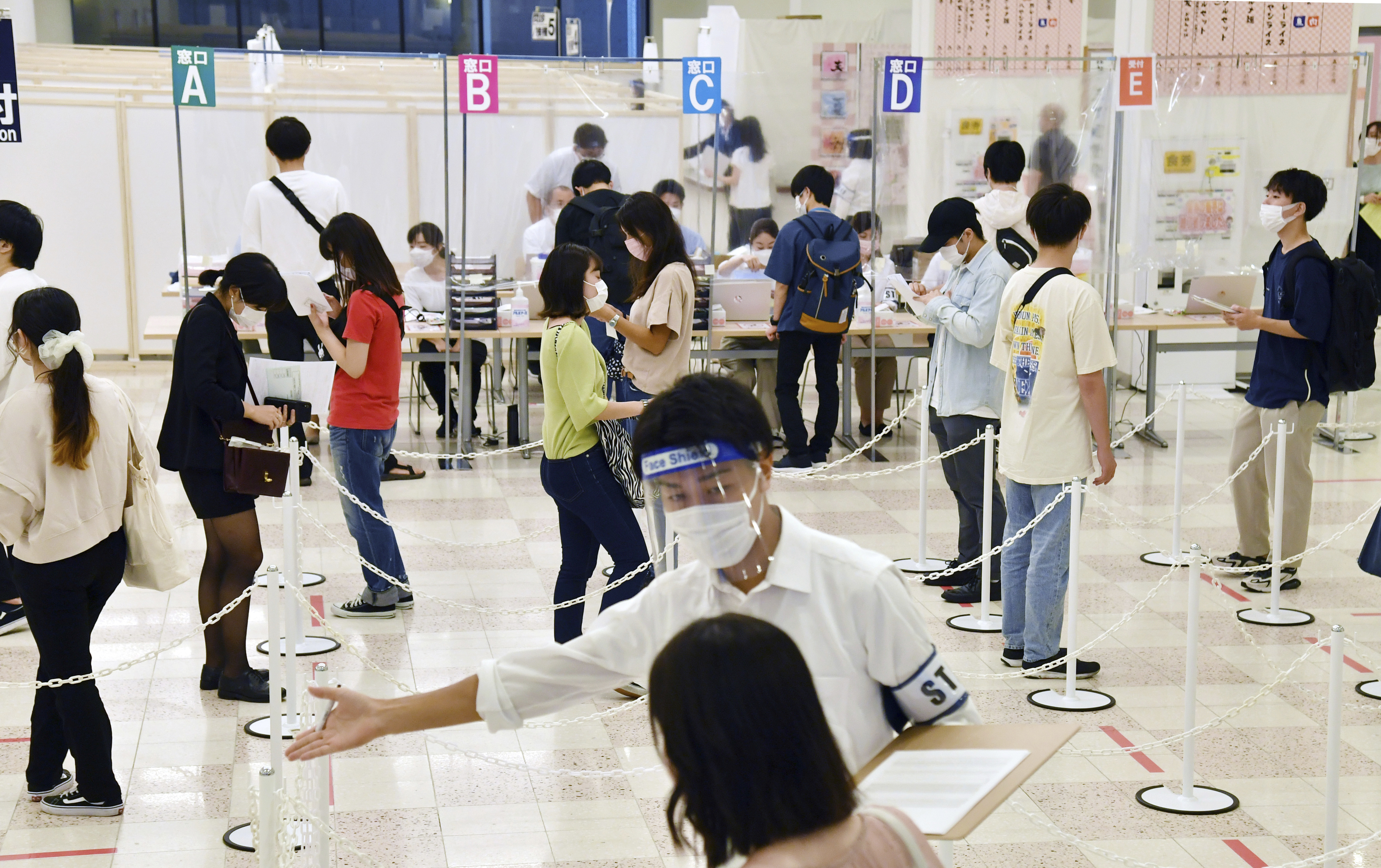 ▲▼日本大學生排隊打新冠疫苗。（圖／達志影像／美聯社）