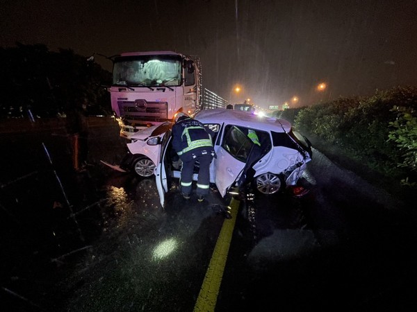 ▲▼國道深夜發生大貨車撞上出租轎車意外，貨車駕駛辯稱視線不清，有2人受傷。（圖／民眾提供）