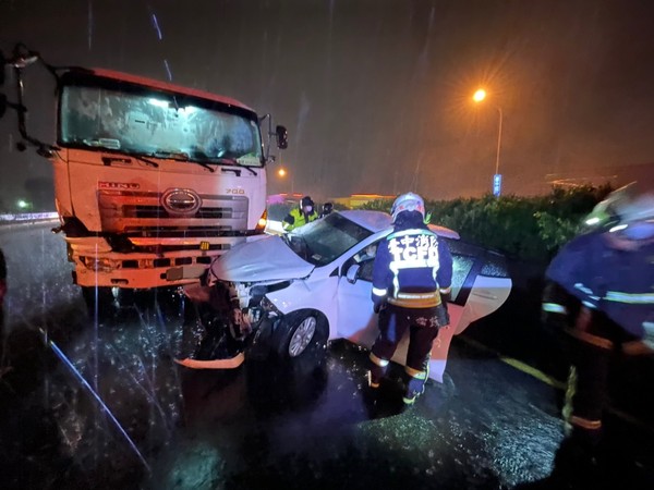 ▲▼國道深夜發生大貨車撞上出租轎車意外，貨車駕駛辯稱視線不清，有2人受傷。（圖／民眾提供）