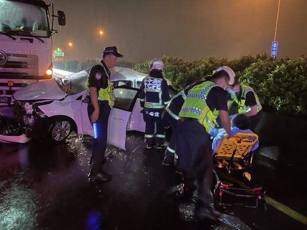 ▲▼國道深夜發生大貨車撞上出租轎車意外，貨車駕駛辯稱視線不清，有2人受傷。（圖／民眾提供）