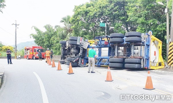 ▲一輛滿載雙氧水槽車8日上午行經桃園市蘆竹區山林路三段山路時突然翻覆，消防人員趕往現場救援。（圖／記者沈繼昌翻攝）