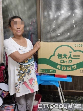 ▲枋寮警分局獅子分駐所副所長喀拉曼協調義市高醫動物醫院獸醫師劉光明夫婦捐贈紙尿褲            。（圖／記者陳崑福翻攝）