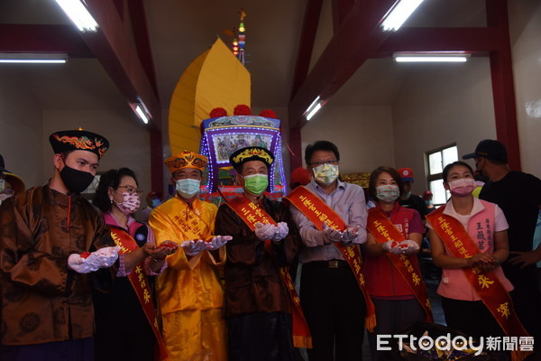 ▲琉球鄉三隆宮辛丑正科迎王平安祭典8日舉行王船進水典禮             。（圖／記者陳崑福翻攝，以下同）