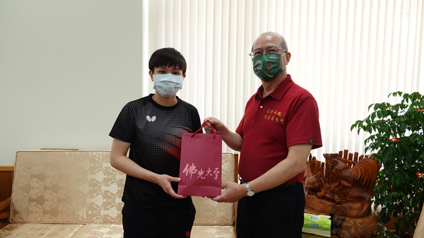 ▲▼ 林昀儒、鄭怡靜拜會佛光大學何卓飛校長            。（圖／佛光大學提供）