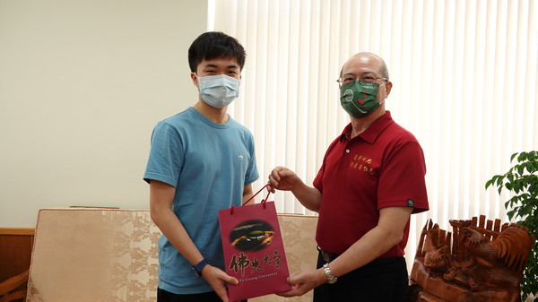 ▲▼ 林昀儒、鄭怡靜拜會佛光大學何卓飛校長            。（圖／佛光大學提供）