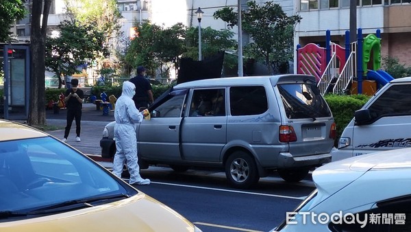 ▲▼台北市下午三時許，一輛路邊自小客車，車內駕駛座上一名男子（約60多歲）沒有反應。（圖／記者黃彥傑攝）