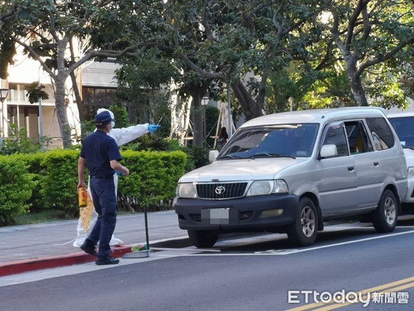 ▲▼台北市下午三時許一輛路邊自小客車，車內駕駛座上一名男子（約60多歲）沒有反應。（圖／記者黃彥傑攝）