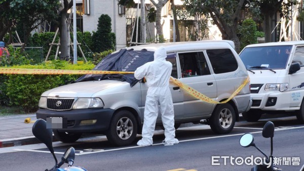 ▲▼台北市下午三時許一輛路邊自小客車，車內駕駛座上一名男子（約60多歲）沒有反應。（圖／記者黃彥傑攝）