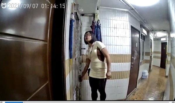 ▲香港一名竊賊變裝成女子企圖矇混進入社區，過程全被監視器拍下。（圖／翻攝網路）