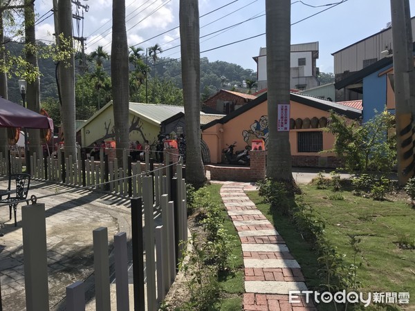 ▲南投水里鄉頂崁社區志工營造「桂花巷陶瓷藝術廊道」。（圖／南投縣政府提供）