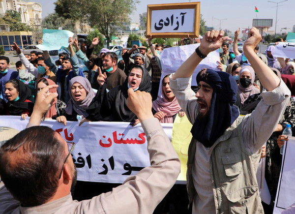 ▲▼阿富汗首都喀布爾7日爆發示威，聖戰士用槍指著抗議人士。（圖／路透）