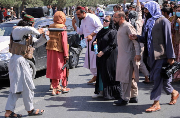 ▲▼阿富汗首都喀布爾7日爆發示威，聖戰士用槍指著抗議人士。（圖／路透）