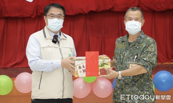 ▲台南市長黃偉哲率市府團隊，前往歸仁陸軍航空特戰指揮部致贈中秋加菜金、農特產品，慰問官兵辛勞。（圖／記者林悅翻攝）