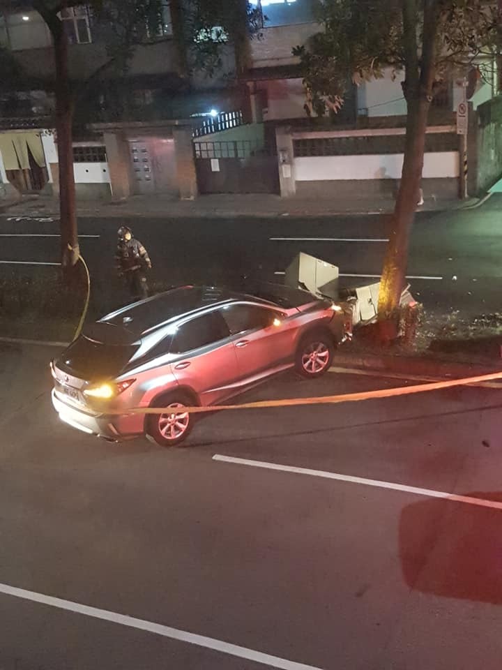 ▲▼酒駕撞變電箱。（圖／翻攝自Facebook／爆料公社二社）