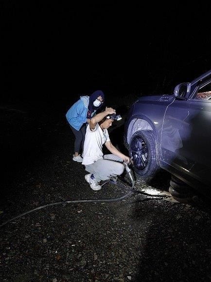 ▲枋寮警分局歸崇派出所所長陳啟超及警員鄭進利找到輪胎業者上山協助            。（圖／記者陳崑福翻攝，以下同）