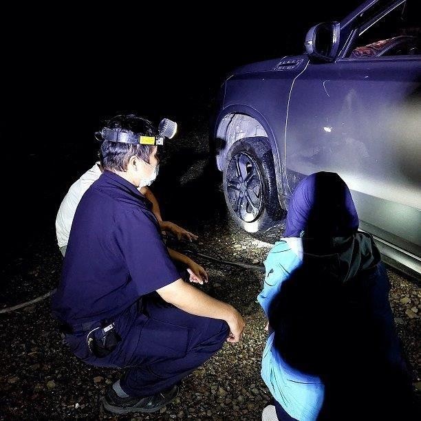 ▲枋寮警分局歸崇派出所所長陳啟超及警員鄭進利找到輪胎業者上山協助            。（圖／記者陳崑福翻攝，以下同）