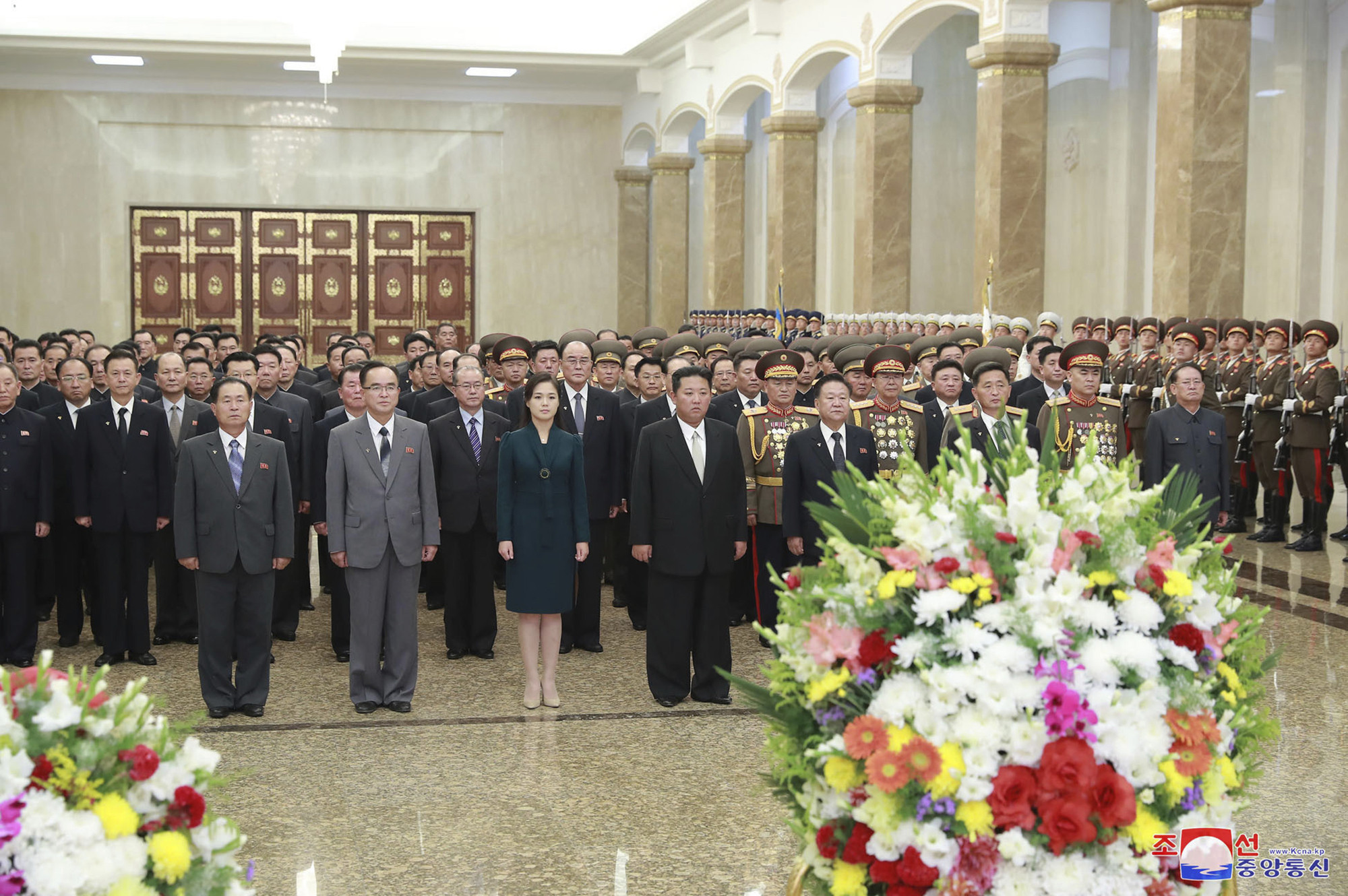 ▲▼ 北韓國家領導人金正恩與妻子李雪主9日共同參謁錦繡山太陽宮。（圖／達志影像／美聯社）