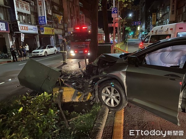 ▲▼酒駕男撞爆師大路變電箱。（圖／記者邱中岳翻攝）