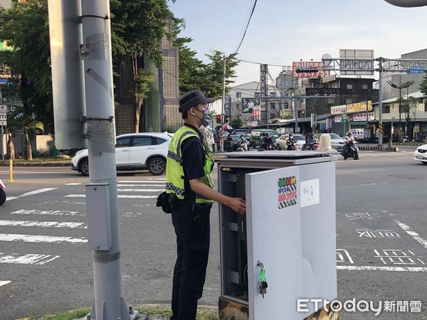 ▲台南市麻豆區中山路圓環五岔路口起至興中路與忠孝路路口止，「併排停車」嚴重影響用路人交通安全，麻豆警分局將加強取締強力執法。（圖／記者林悅翻攝，下同）