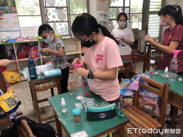 ▲中華醫大科普食品教育前進偏鄉，帶領學童實作體驗科學，學童開心展示成品。（圖／記者林悅翻攝，下同）