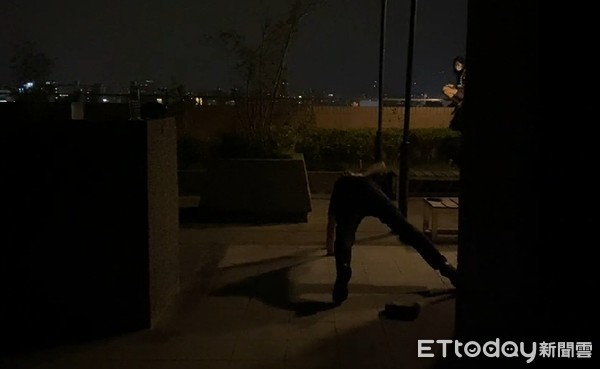 ▲▼         勇警單手12下伏地挺身救輕生女    。（圖／記者鄧木卿翻攝）