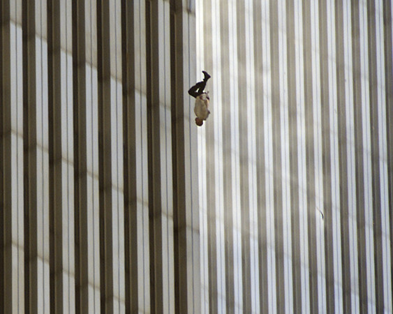▲▼《美聯社》攝影記者德魯（Richard Drew）拍下的911經典照「墜落男子」（Falling Man）。（圖／達志影像／美聯社）