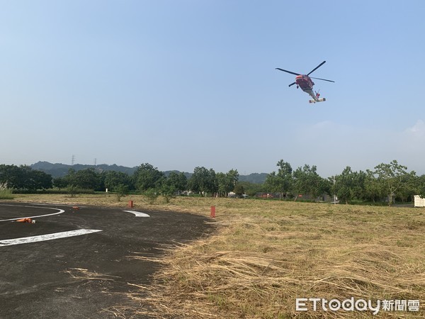 ▲▼南投縣一名登山客嚴重腹痛，直升機吊掛救援。（圖／記者高堂堯翻攝）