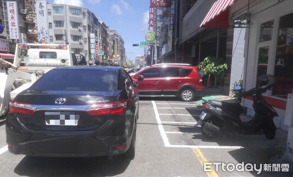 ▲台南市警察局自9月15日起將規劃違規停車執法專案，以「併排停車」及「公車站牌周遭違規停車」為執法重點。（圖／記者林悅翻攝，下同）