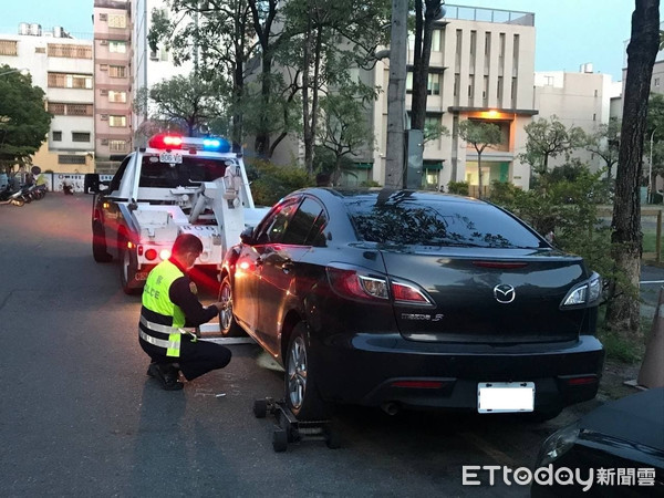 ▲台南市警察局自9月15日起將規劃違規停車執法專案，以「併排停車」及「公車站牌周遭違規停車」為執法重點。（圖／記者林悅翻攝，下同）