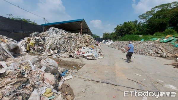 ▲▼縣治特區營建工地廢棄物違規處理，嚴辦 。（圖／嘉義縣政府提供）